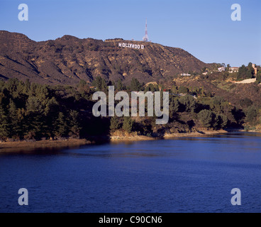 Das Hollywood-Schild mit Blick auf den Hollywood-Stausee. Los Angeles, Kalifornien, USA. Stockfoto