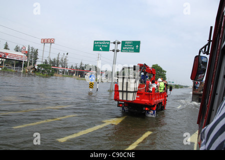 Hochwasser auf Phaholyothin Road, Rangsit, Pathum Thanni Provinz, Thailand Stockfoto