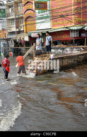 Hochwasser auf Phaholyothin Road, Rangsit, Pathum Thanni Provinz, Thailand Stockfoto