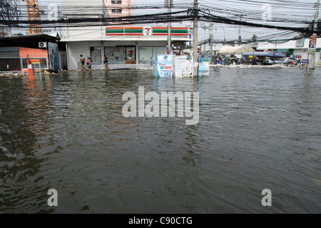 Hochwasser auf Phaholyothin Road, Rangsit, Pathum Thanni Provinz, Thailand Stockfoto