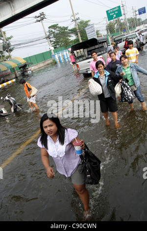 Menschen waten im Hochwasser, Phaholyothin Road, Rangsit, Pathum Thanni Provinz, Thailand Stockfoto