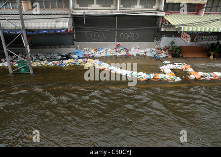 Hochwasser auf Straße, Rangsit, Pathum Thanni Provinz, Thailand Stockfoto