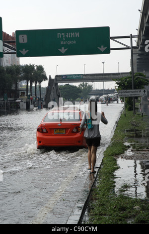 Hochwasser auf Straße, Rangsit, Pathum Thanni Provinz, Thailand Stockfoto