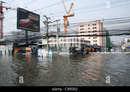 Hochwasser auf Phaholyothin Road, Rangsit, Pathum Thanni Provinz, Thailand Stockfoto