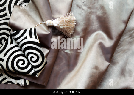 Querformat Hochformat von schwarzen und weißen Wirbeln und Quaste auf ein Licht gefärbt Seide Textil mit Kopie Raum und Ernte Margen Stockfoto