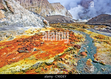 Bäche und Schwefel Ablagerungen sind Teil der Landschaft von White Island, ein aktiver Vulkan marine, Bay of Plenty, Ostküste, noch Stockfoto