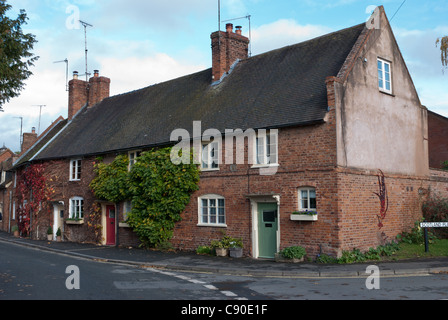 Traditionellen roten Backstein-Hütten in den Markt Stadt Tenbury Wells in worcestershire Stockfoto