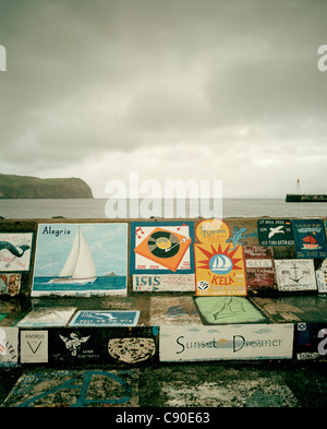 Gemälde-Segler zu tun, bevor sie den Atlantik auf der Mole, Marina in Horta, Insel Faial, Azoren, Portugal überqueren Stockfoto