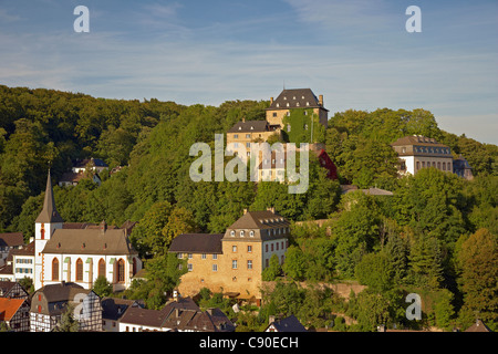 Burg, Fachwerkhaus, Kirche St. Mariae Himmelfahrt, Blankenheim, Eifel, Nordrhein-Westfalen, Deutschland, Europa Stockfoto