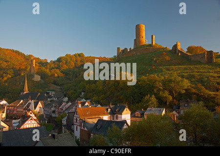 Blick auf Monreal, Märchenmuseum (Burg), Rech, Fachwerkhaus, Eifel, Rheinland-Pfalz, Deutschland, Europa Stockfoto