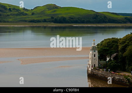 Das Dorf Portmeirion mit Glockenturm, gegründet von walisischen Architekt Sir Clough Williams-Ellis im Jahre 1926, Wales, UK Stockfoto