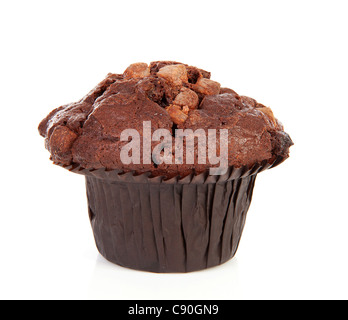 Eine große Schokolade Cupcake isoliert auf weißem Hintergrund Stockfoto