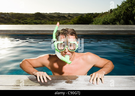 Junger Mann mit Schnorchel am Pool Stockfoto