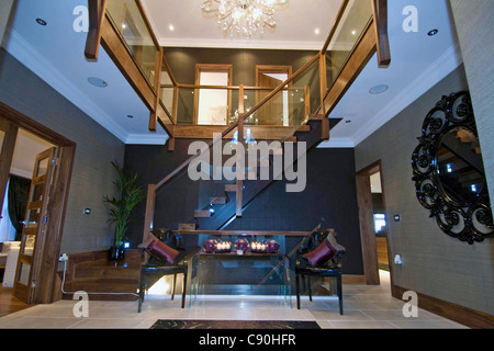 Ausgefallene Treppe im Flur des modernen Königreichs nach Hause. Stockfoto