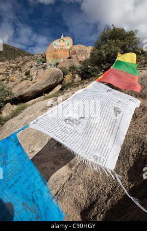 Gebetsfahnen auf dem Drepung-Kloster in der Nähe von Lhasa, autonomes Gebiet Tibet, Volksrepublik China Stockfoto