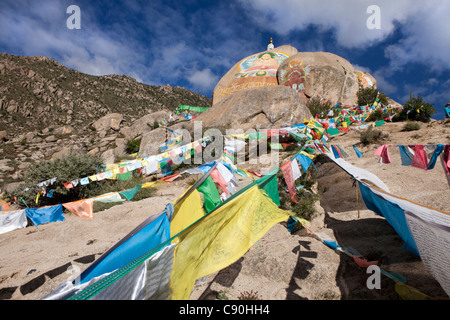 Gebetsfahnen auf dem Drepung-Kloster in der Nähe von Lhasa, autonomes Gebiet Tibet, Volksrepublik China Stockfoto