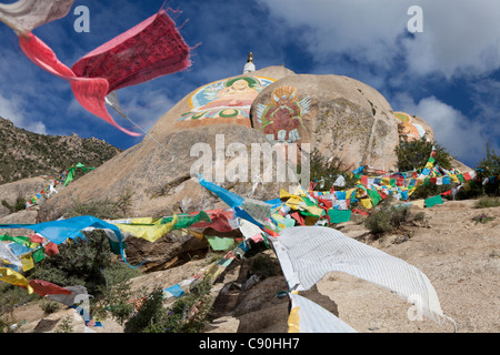 Gebetsfahnen auf dem Drepung-Kloster in der Nähe von Lhasa, autonomes Gebiet Tibet, Volksrepublik China Stockfoto