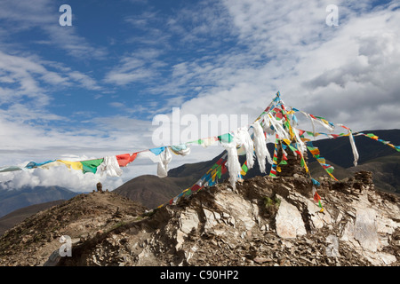 Gebete-Fahnen in den Transhimalaya Bergen auf die Khampa La Pa, autonomes Gebiet Tibet, Volksrepublik China Stockfoto