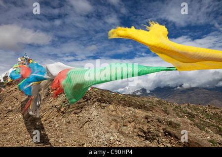 Gebete-Fahnen im Transhimalaya-Gebirge auf der Khampa La Pa, autonomes Gebiet Tibet, Volksrepublik China Stockfoto