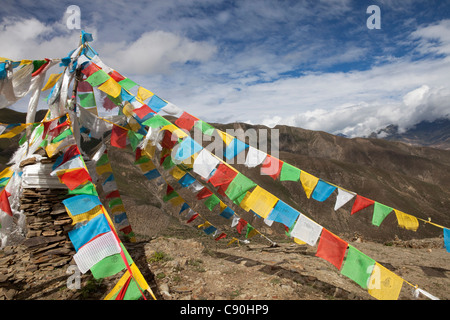 Gebete-Fahnen im Transhimalaya-Gebirge auf der Khampa La Pa, autonomes Gebiet Tibet, Volksrepublik China Stockfoto