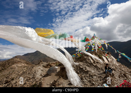 Gebete-Fahnen im Transhimalaya-Gebirge auf der Khampa La Pa, autonomes Gebiet Tibet, Volksrepublik China Stockfoto
