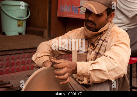 Mann schärfen Messer, Thamel, Kathmandu, Nepal Stockfoto