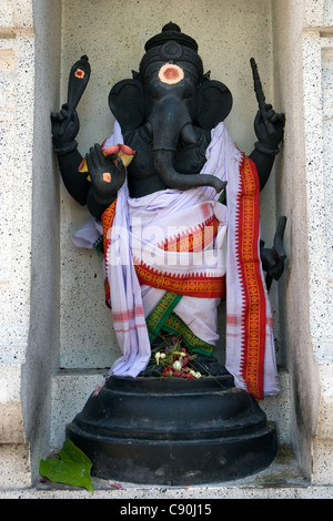 Sri Veerama Kaliamman Tempel: Zahlen auf Tempelmauer von Ganesh [Elefantenkopf] Stockfoto