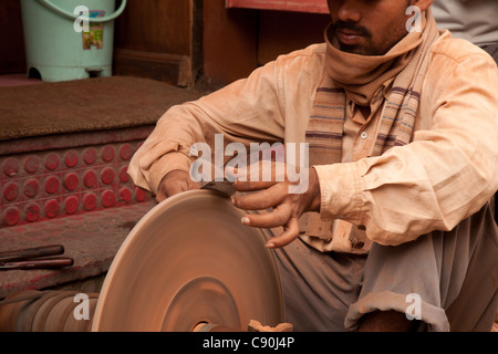 Mann schärfen Messer, Thamel, Kathmandu, Nepal Stockfoto