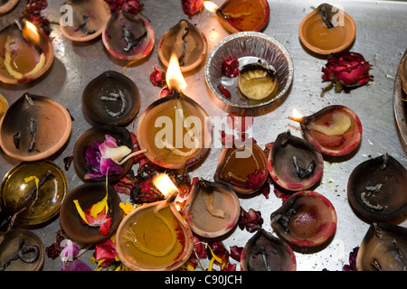 Sri Veerama Kaliamman Tempel: Kerzen Stockfoto