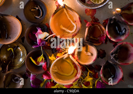 Sri Veerama Kaliamman Tempel: Kerzen Stockfoto