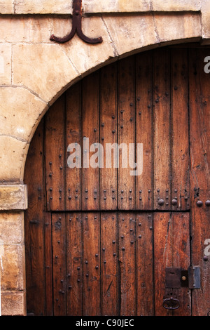 Alte hölzerne gewölbte Tür in Charleville-Mézières, Frankreich Stockfoto