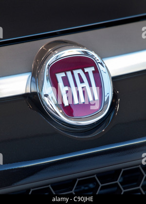 Fiat Logo Abzeichen auf der Vorderseite eines Fiat Punto-Autos. Fiat ist ein Akronym und steht für Fabbrica Italiana Automobili Torino Stockfoto