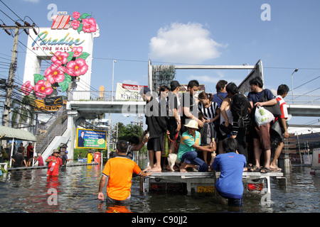 Autohof wartenden Menschen im Hochwasser an der Phetkasem Road in Bangkok zu retten Stockfoto