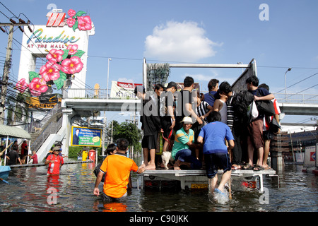 Autohof wartenden Menschen im Hochwasser an der Phetkasem Road in Bangkok zu retten Stockfoto