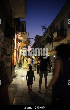 Menschen, die über ein Spaziergang am Abend auf den belebten Straßen von Nafplion in Griechenland Stockfoto