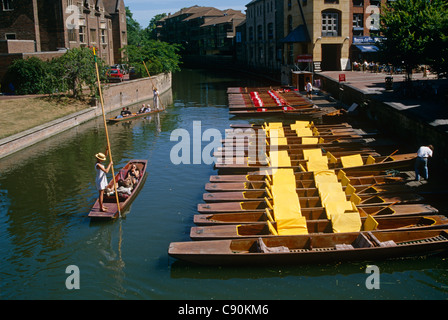 Den Fluss Cam läuft durch das historische Herz der Stadt und es gibt Kähne von Magdalena Brücke zu mieten. Cambridgeshire, Großbritannien Stockfoto