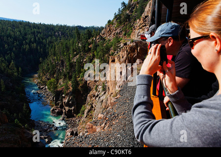Durango-Silverton Narrow Gauge Railroad und Animas River, La Plata County, Colorado, USA, Nordamerika, Amerika Stockfoto