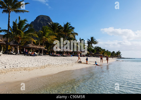 Strand und Le Morne Brabant Berg im Sonnenlicht, Beachcomber Hotel Paradis &amp; Golf Club, Mauritius, Afrika Stockfoto