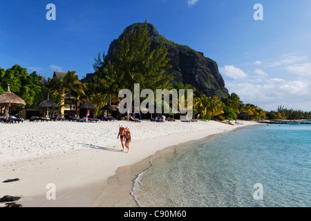 Strand und Le Morne Brabant Berg im Sonnenlicht, Beachcomber Hotel Paradis &amp; Amp; Golf Club, Mauritius, Afrika Stockfoto