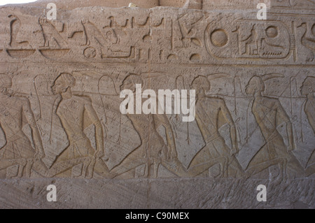 Ägyptische Kunst. Relief, eine Gruppe von Gefangenen mit negriden Merkmale darstellen. Große Tempel von Ramses II. Abu Simbel. Ägypten. Stockfoto