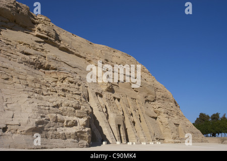 Ägyptische Kunst. Tempel der Hathor oder kleine Tempel. Fassade mit dem Pharao Ramses II. und seiner Frau Nefertari. Abu SImbel. Ägypten. Stockfoto