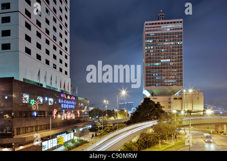 Bank of America Tower, chinesische Volk Befreiung Armee Kräfte Hong Kong Gebäude in der Nacht, Hong Kong, China Stockfoto