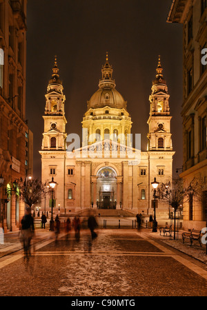 St.-Stephans Basilika am Abend, St.-Stephans-Platz, Budapest, Ungarn Stockfoto