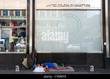 Stadt Madrid Obdachloser schlafen auf den Straßen am Boden unter dem Benetton Store am Gran via Spanien Europa Stockfoto