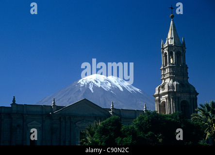 Arequipa liegt in den Anden auf einer Höhe von 2 380 Meter 7 800 Fuß über Meeresspiegel. Die schneebedeckten Vulkan El Stockfoto