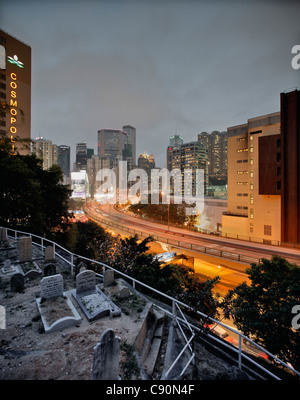 Muslimischen Friedhof am Wong Nai Chung Road in der Nacht, Hong Kong, China Stockfoto