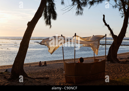 Strandkorb am Strand des Grand Hotel du Lagune bei Sonnenuntergang, Saint-Gilles, La Réunion, Indischer Ozean Stockfoto