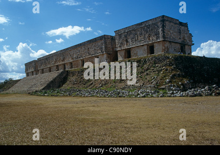 Uxmal ist die Ruinen der Maya-Stadt. Es stammt aus dem 600-900AD. Der Palast des Gouverneurs hat die längste Fassade im präkolumbianischen Stockfoto