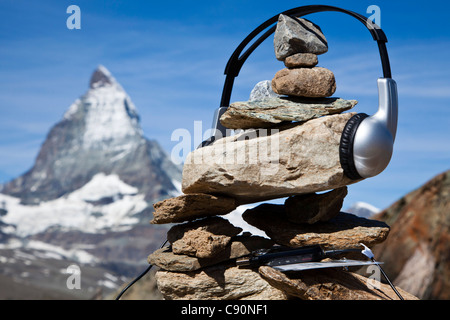 Kopfhörer auf einen Cairn (Myclimate Audio-Spur), Matterhorn im Hintergrund, Zermatt, Kanton Wallis, Schweiz Stockfoto