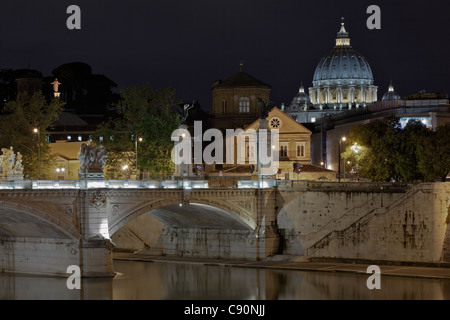 Ponte Vittorio Emanuele II mit der Kuppel der St.-Peters-Basilika im Hintergrund bei Nacht, Roma, Latium, Italien Stockfoto